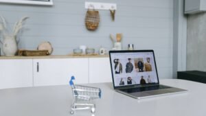 Why Daily Community Management Is the Fastest Way to Cut Churn for DTC Startups