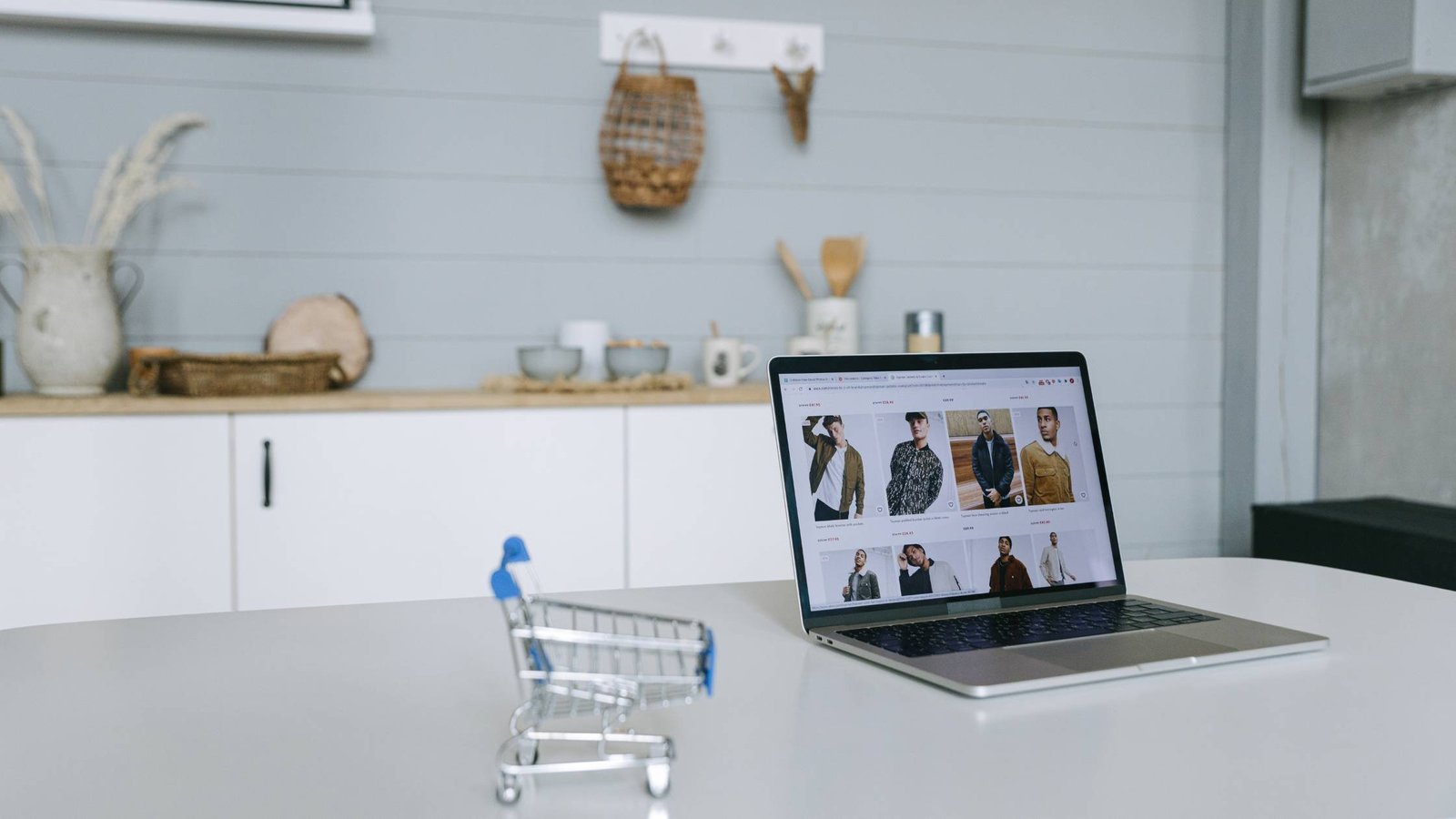 Why Daily Community Management Is the Fastest Way to Cut Churn for DTC Startups